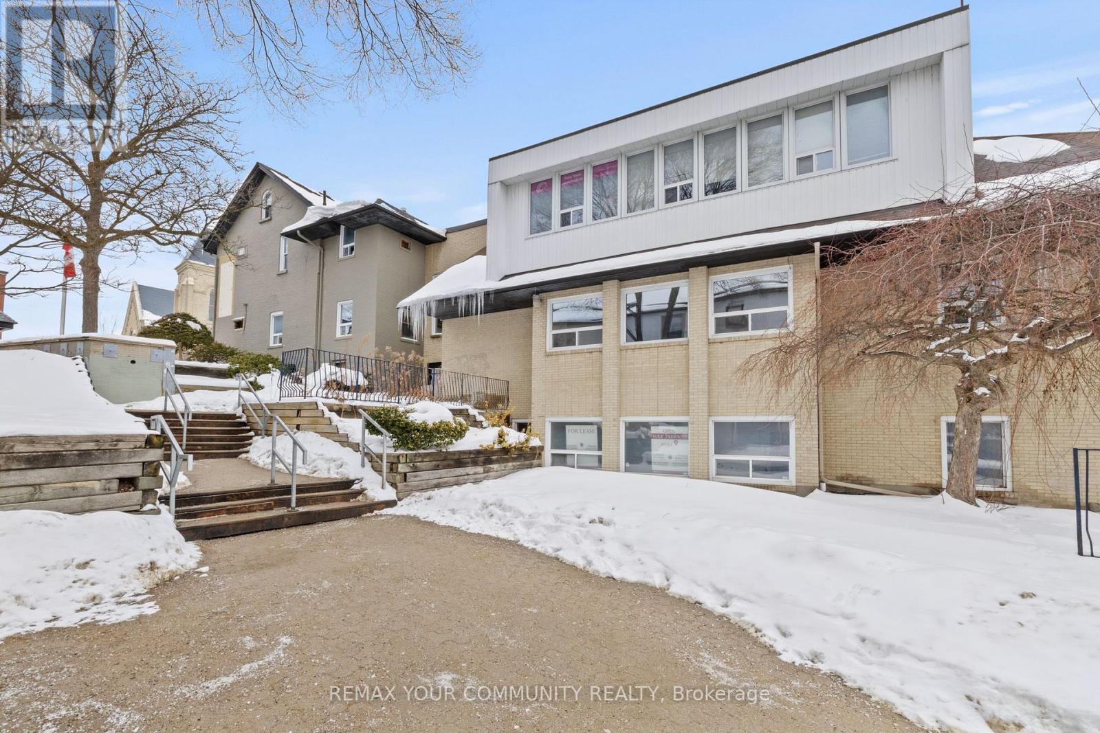 201 - 171 Main Street S, Newmarket, Ontario  L3Y 3Y9 - Photo 2 - N12612108