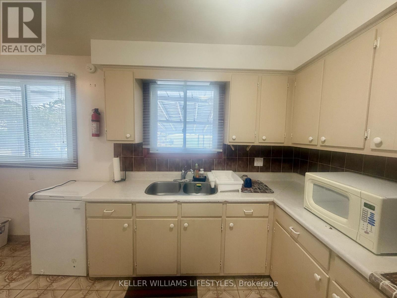 156 Paperbirch Crescent, London North, Ontario  N6G 1L7 - Photo 8 - X12799368