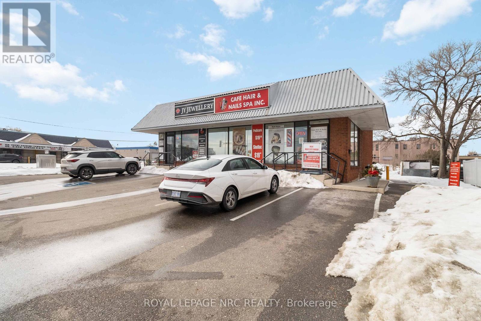 B - 207 Cross Street, Oakville, Ontario  L6J 2W9 - Photo 3 - W12799498