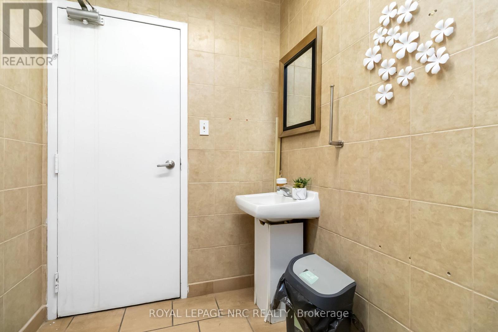 B - 207 Cross Street, Oakville, Ontario  L6J 2W9 - Photo 6 - W12799498