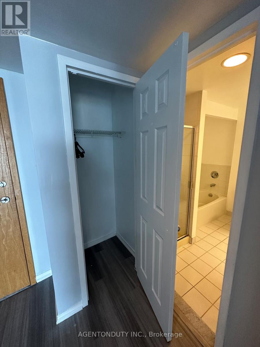 2211 - 77 Harbour Square, Toronto, Ontario  M5J 2S2 - Photo 18 - C12799332