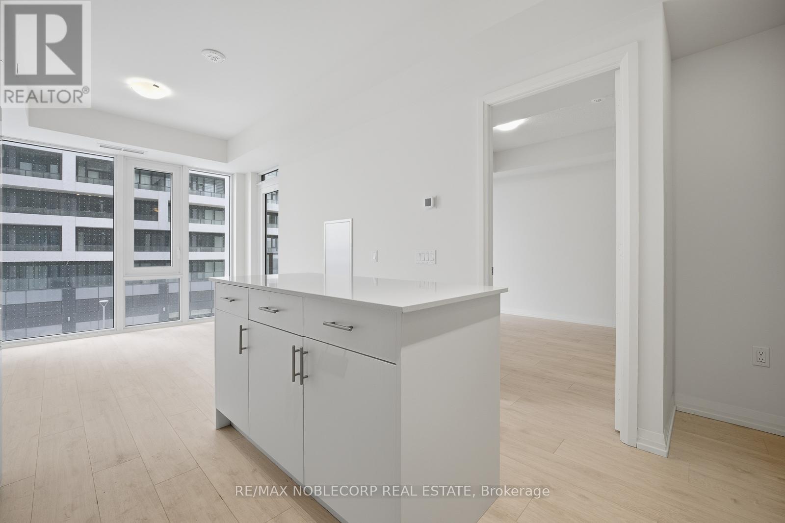 303 - 27 Korda Gate, Vaughan, Ontario  L4K 0P6 - Photo 5 - N12799356