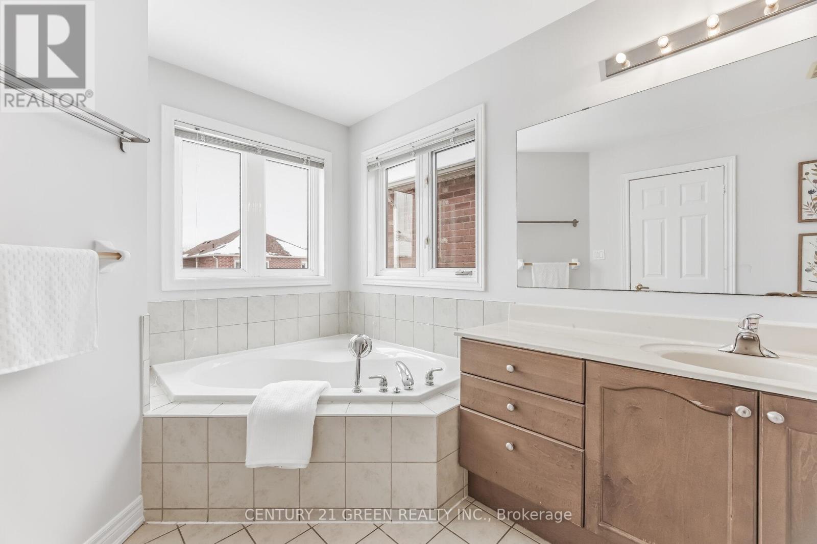 27 Outlook Terrace Drive, Markham, Ontario  L6E 1J9 - Photo 30 - N12799362