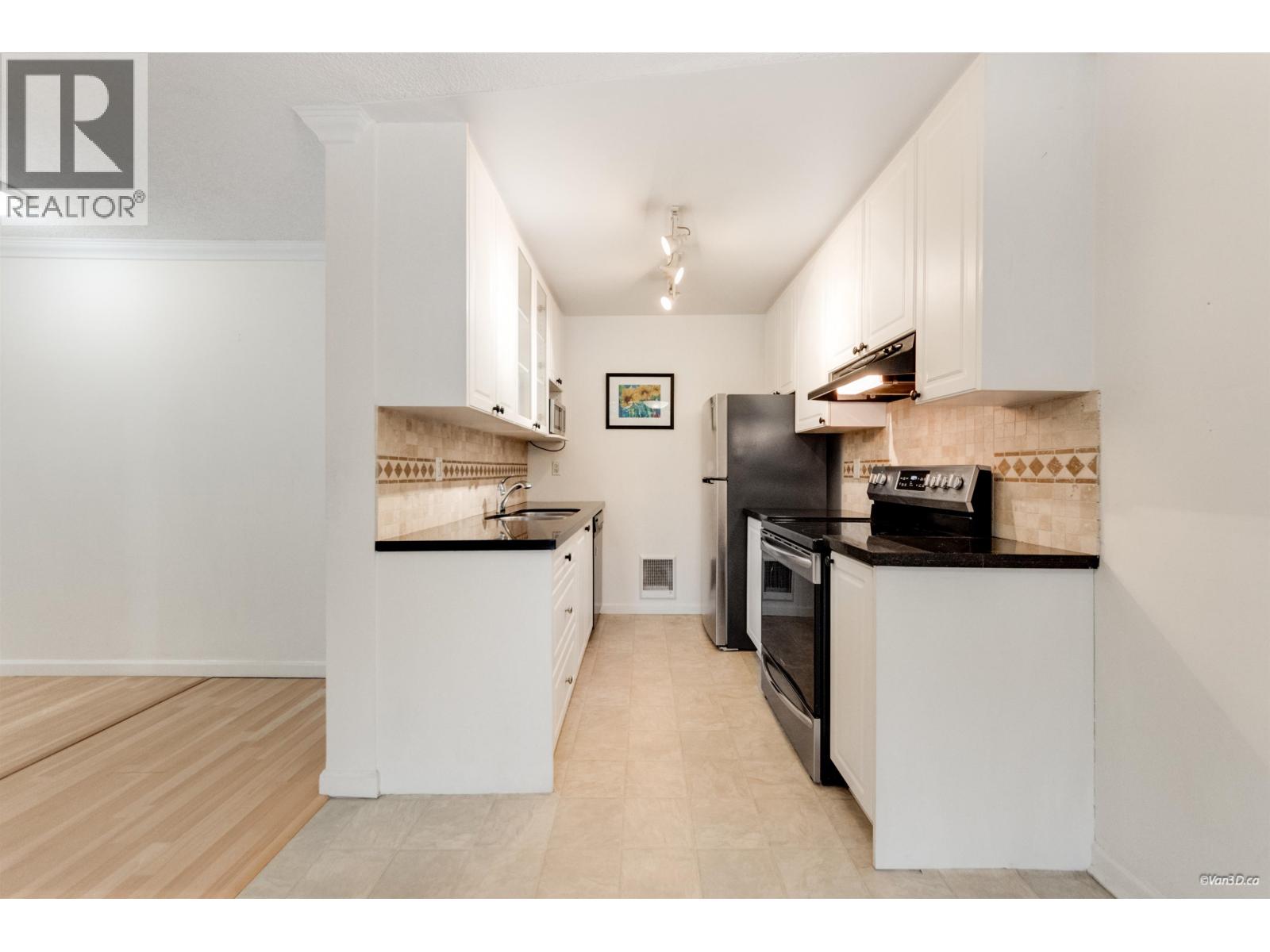 109 9847 Manchester Drive, Burnaby, British Columbia  V3N 4P4 - Photo 2 - R3090856