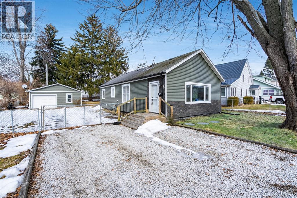 MLS# 26003511: 40 Stanley STREET, Kingsville, Canada