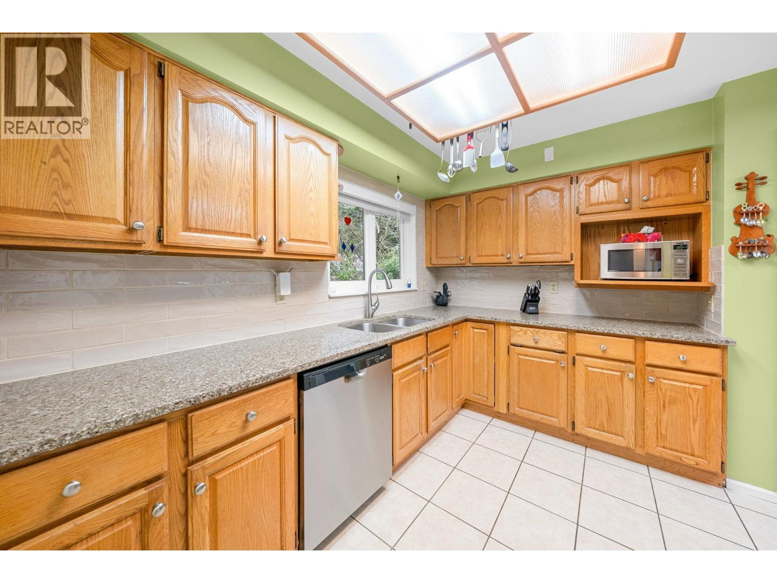 479 E 29th Street, North Vancouver, British Columbia  V7N 1E2 - Photo 5 - R3091275