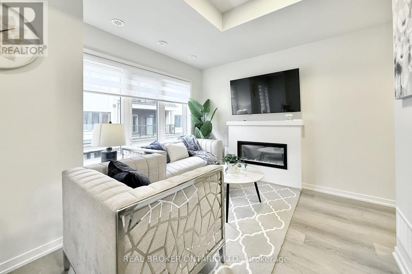 45 Matawin Lane, Richmond Hill, Ontario  L4B 0H8 - Photo 3 - N12799572