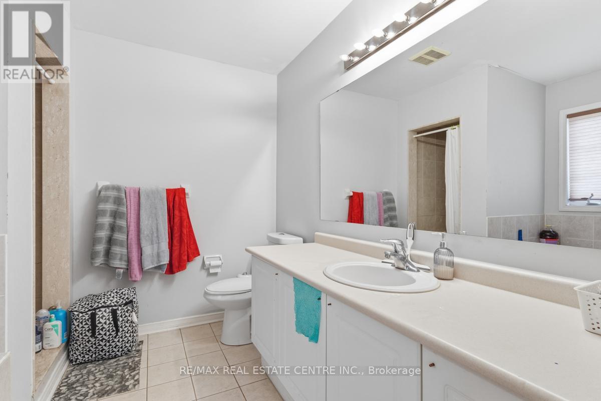 13 Milkweed Crescent, Brampton, Ontario  L7A 1T8 - Photo 11 - W12422406