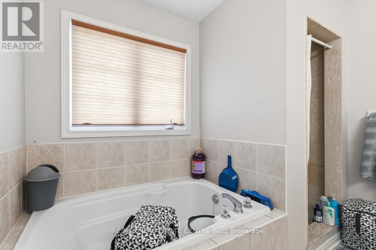 13 Milkweed Crescent, Brampton, Ontario  L7A 1T8 - Photo 12 - W12422406