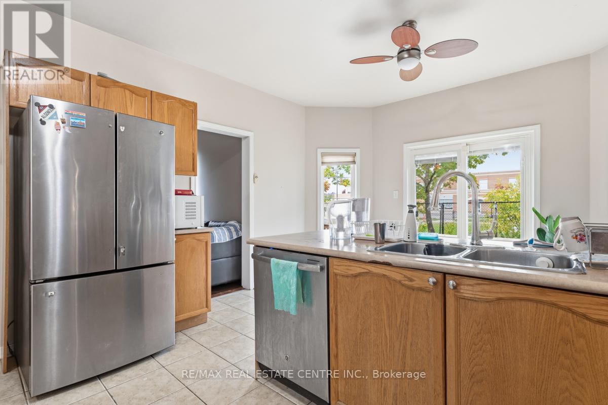 13 Milkweed Crescent, Brampton, Ontario  L7A 1T8 - Photo 6 - W12422406