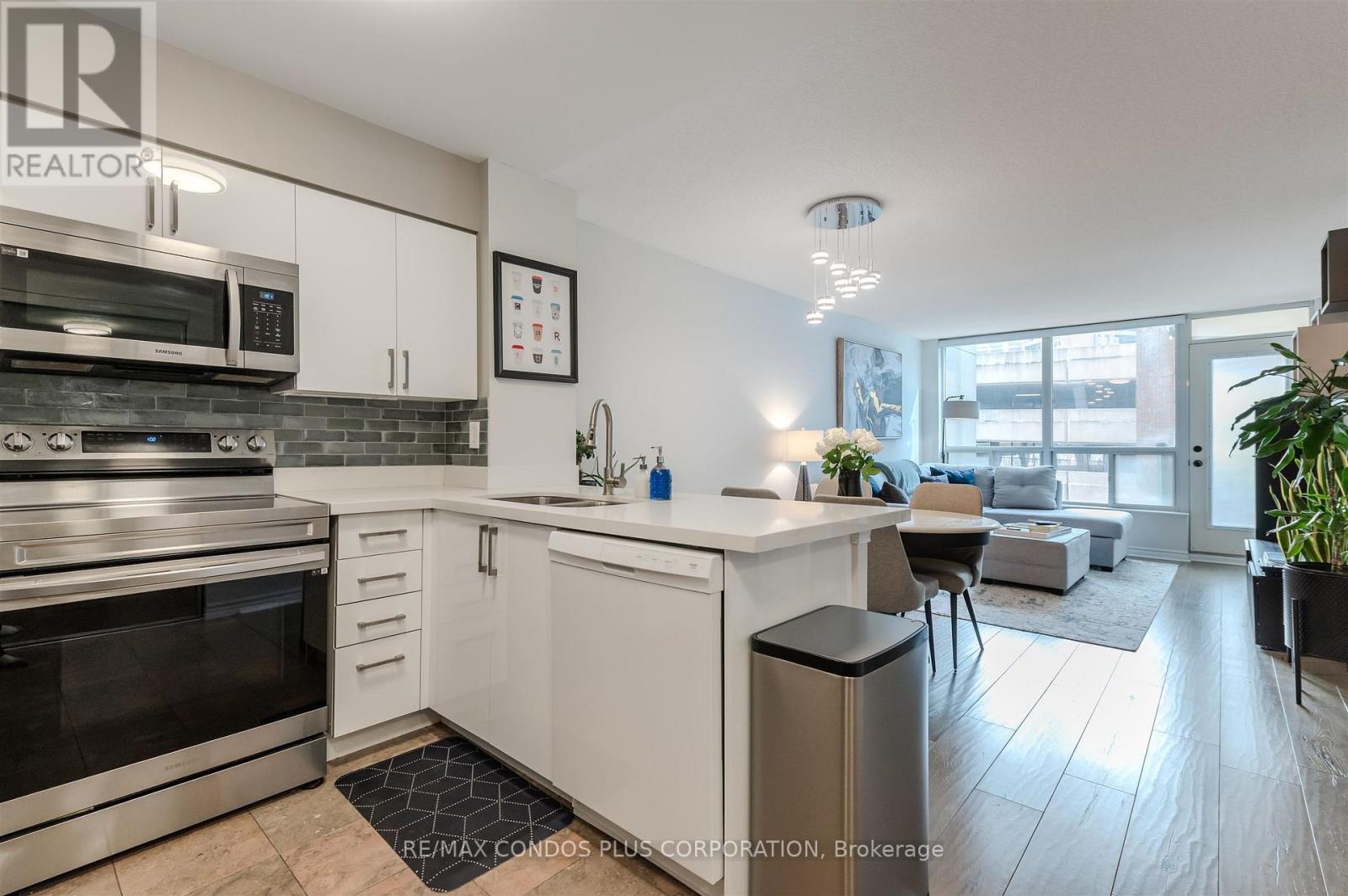 706 - 750 Bay Street, Toronto, Ontario  M5G 1N6 - Photo 3 - C12799720