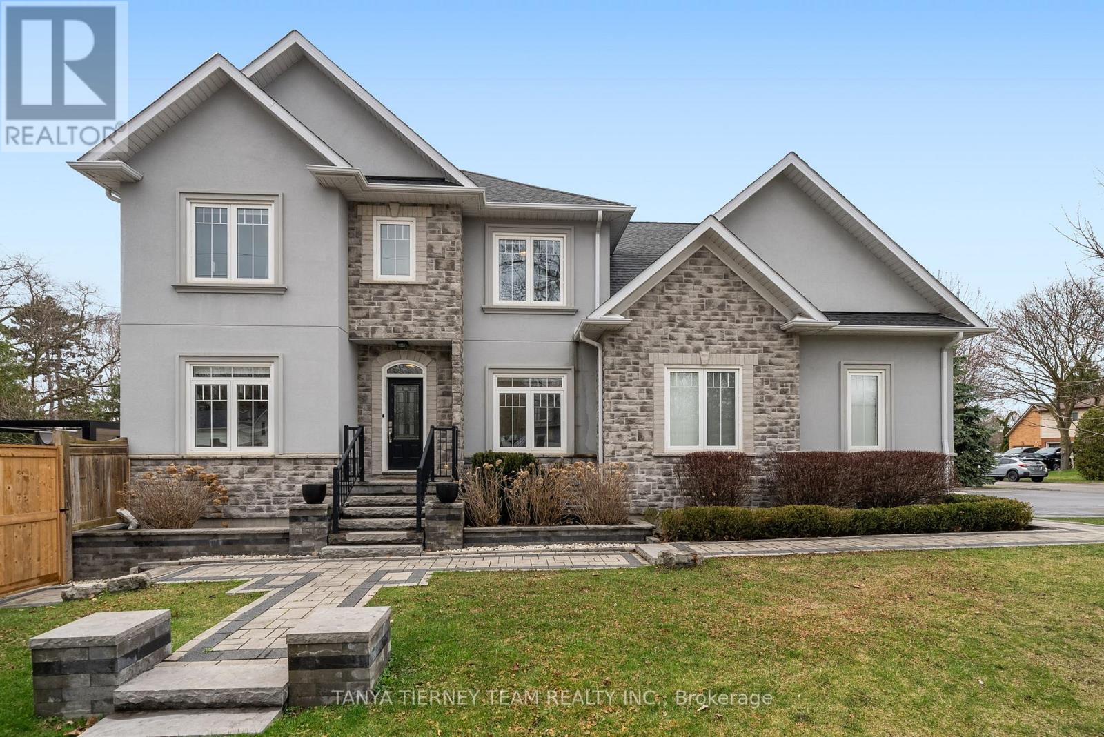 1 CENTRE STREET W, Whitby, Ontario