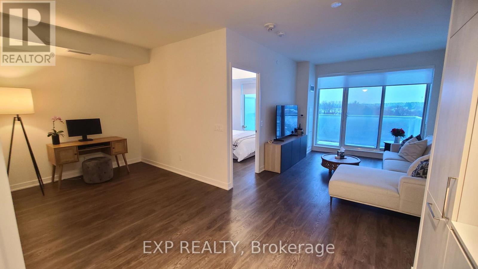 610 - 6 David Eyer Road, Richmond Hill, Ontario  L4S 1M4 - Photo 2 - N12799708