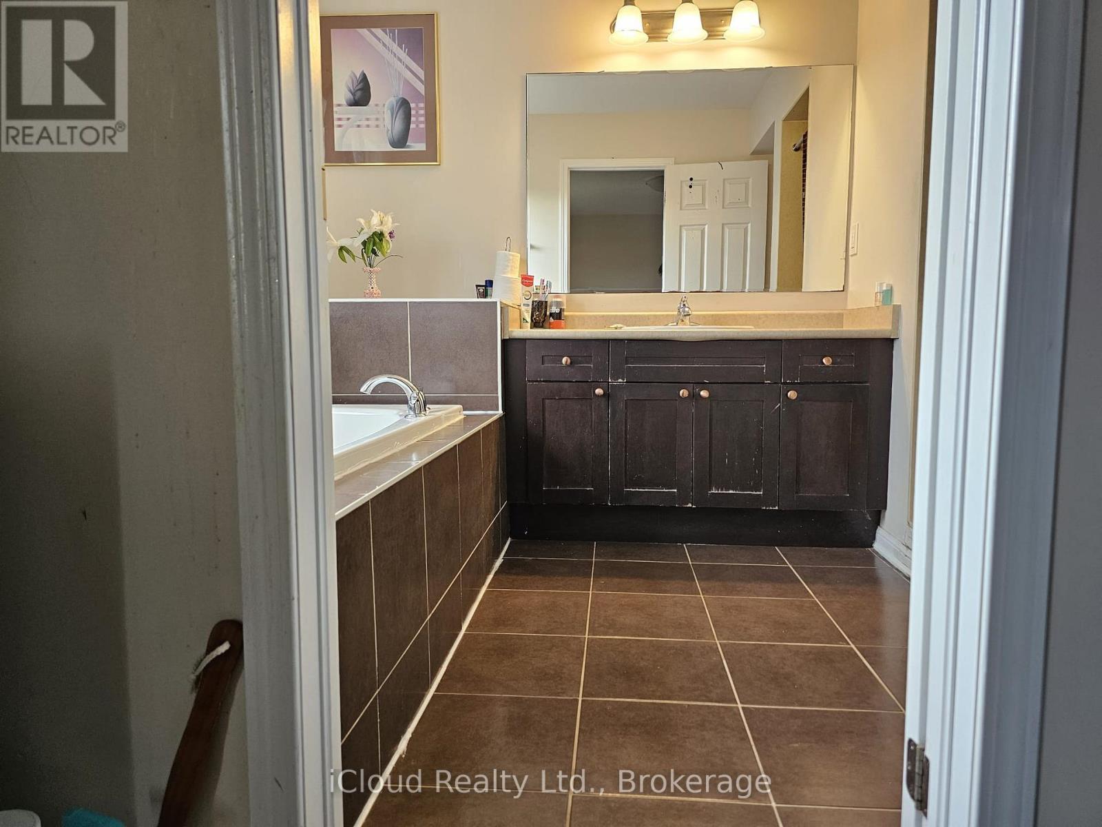 472 Carbert Crescent, Milton, Ontario  L9T 8H8 - Photo 7 - W12799660