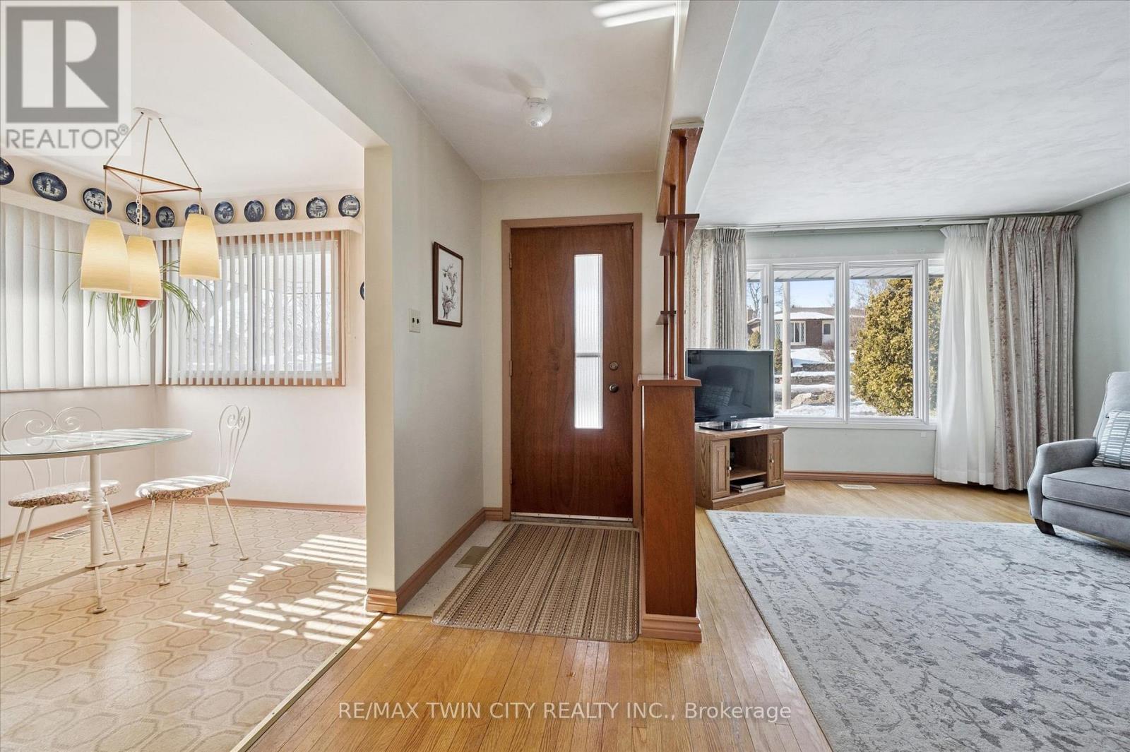 358 Southill Drive, Kitchener, Ontario  N2A 2R1 - Photo 6 - X12799772