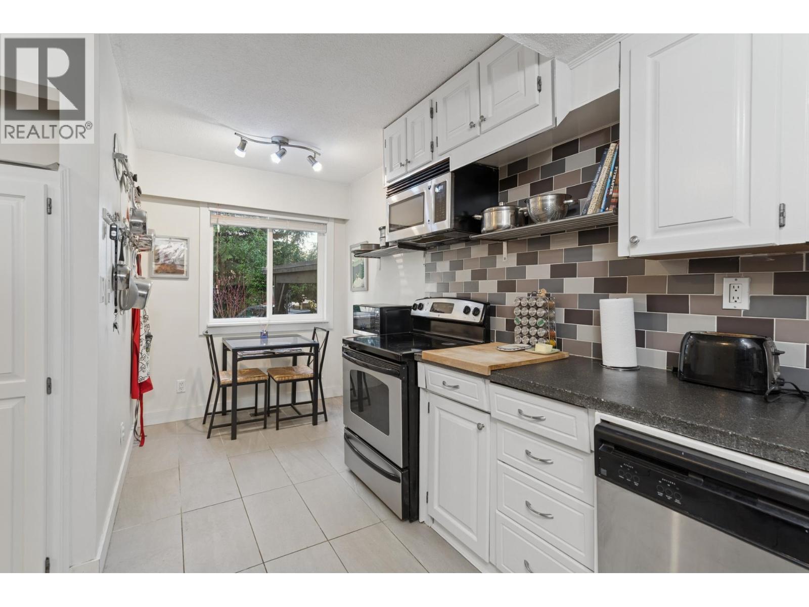 2060 Deep Cove Crescent, North Vancouver, British Columbia  V7G 1T2 - Photo 10 - R3091286