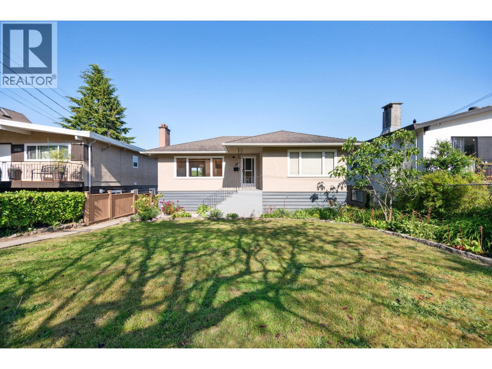 4262 DUMFRIES STREET, Vancouver, British Columbia