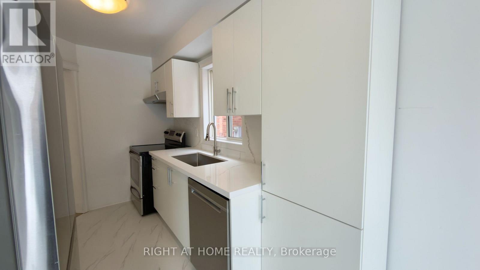 3801 Forest Bluff Crescent, Mississauga, Ontario  L5N 7T8 - Photo 15 - W12796446