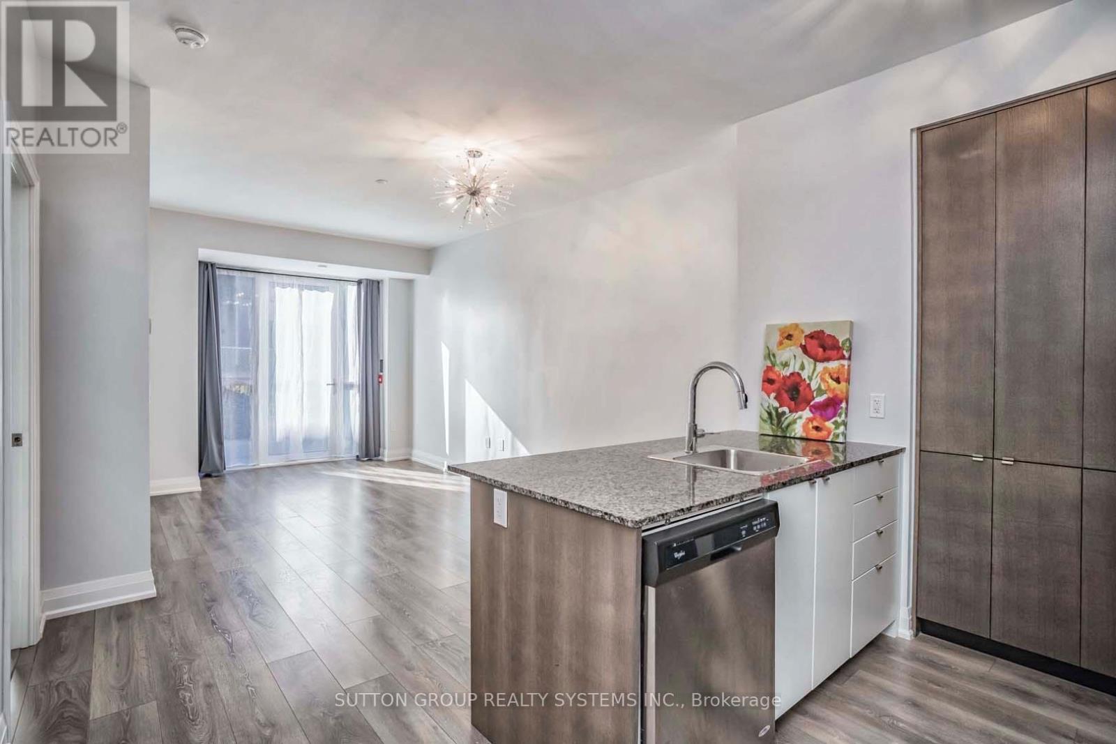 112 - 9 Valhalla Inn Road, Toronto, Ontario  M9B 1S9 - Photo 4 - W12799854