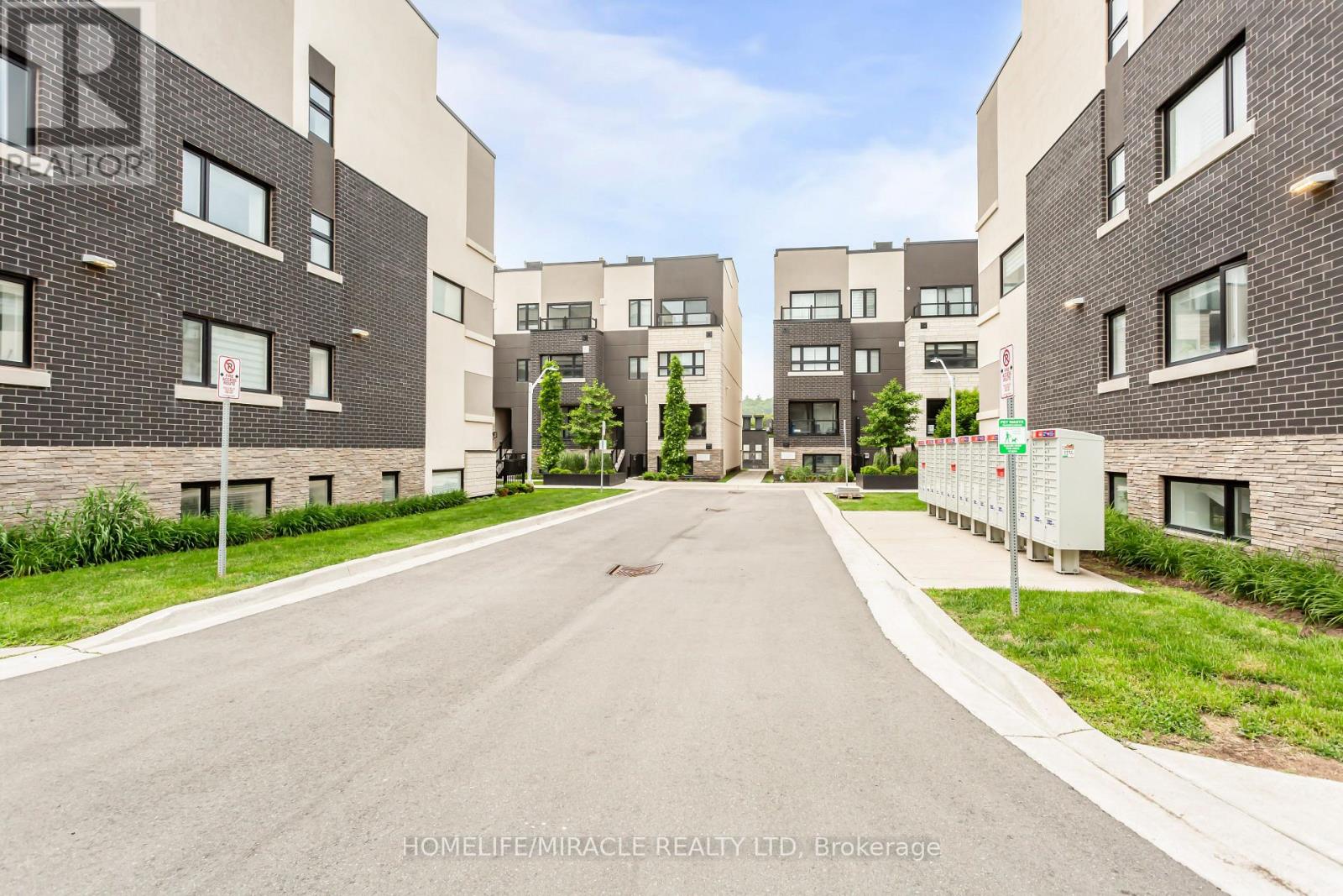 203 - 1137 Cooke Boulevard, Burlington, Ontario L7T 0C3 - Photo 2 - W12799864