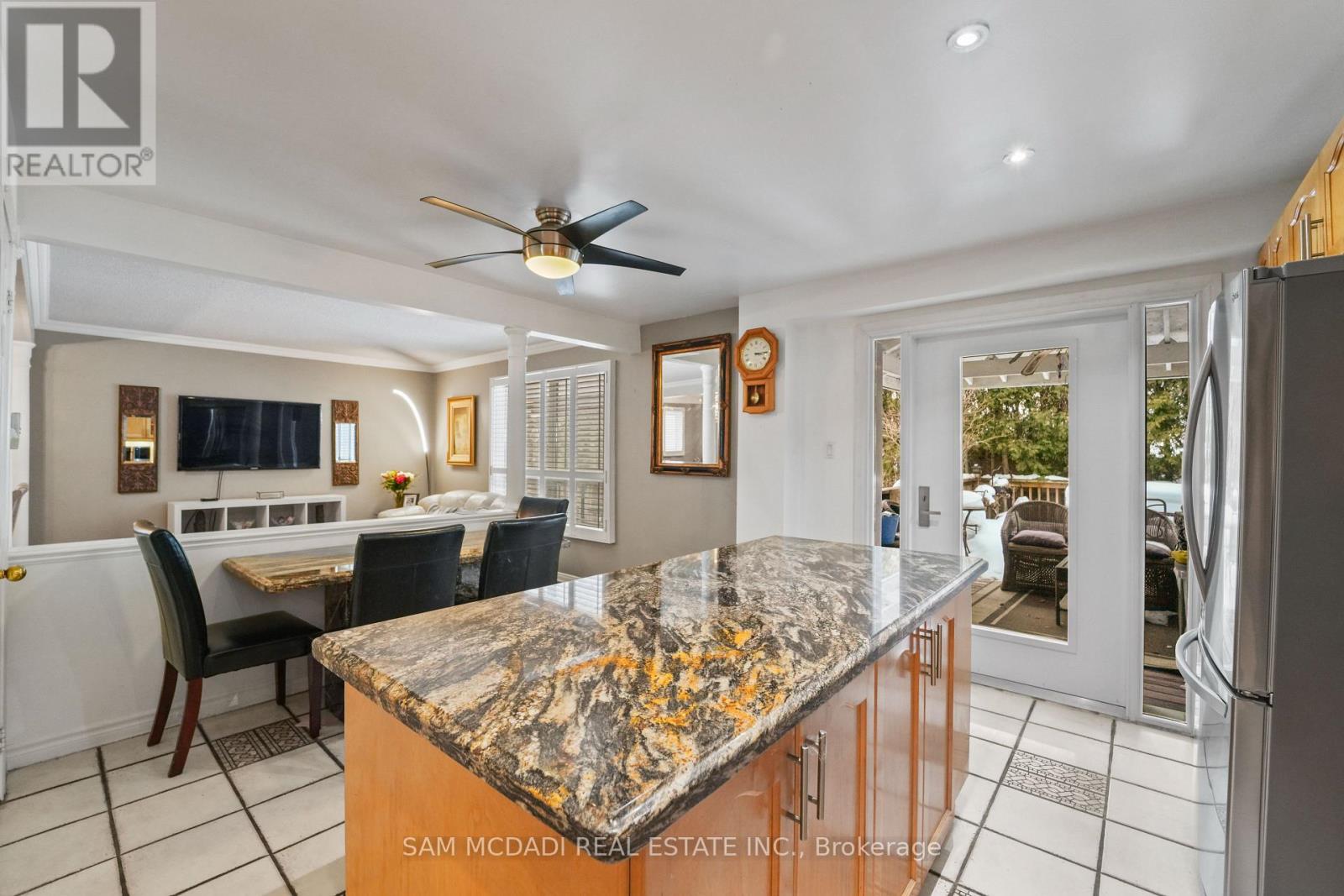 1004 Queensbridge Drive, Mississauga, Ontario  L5C 3R1 - Photo 10 - W12799876