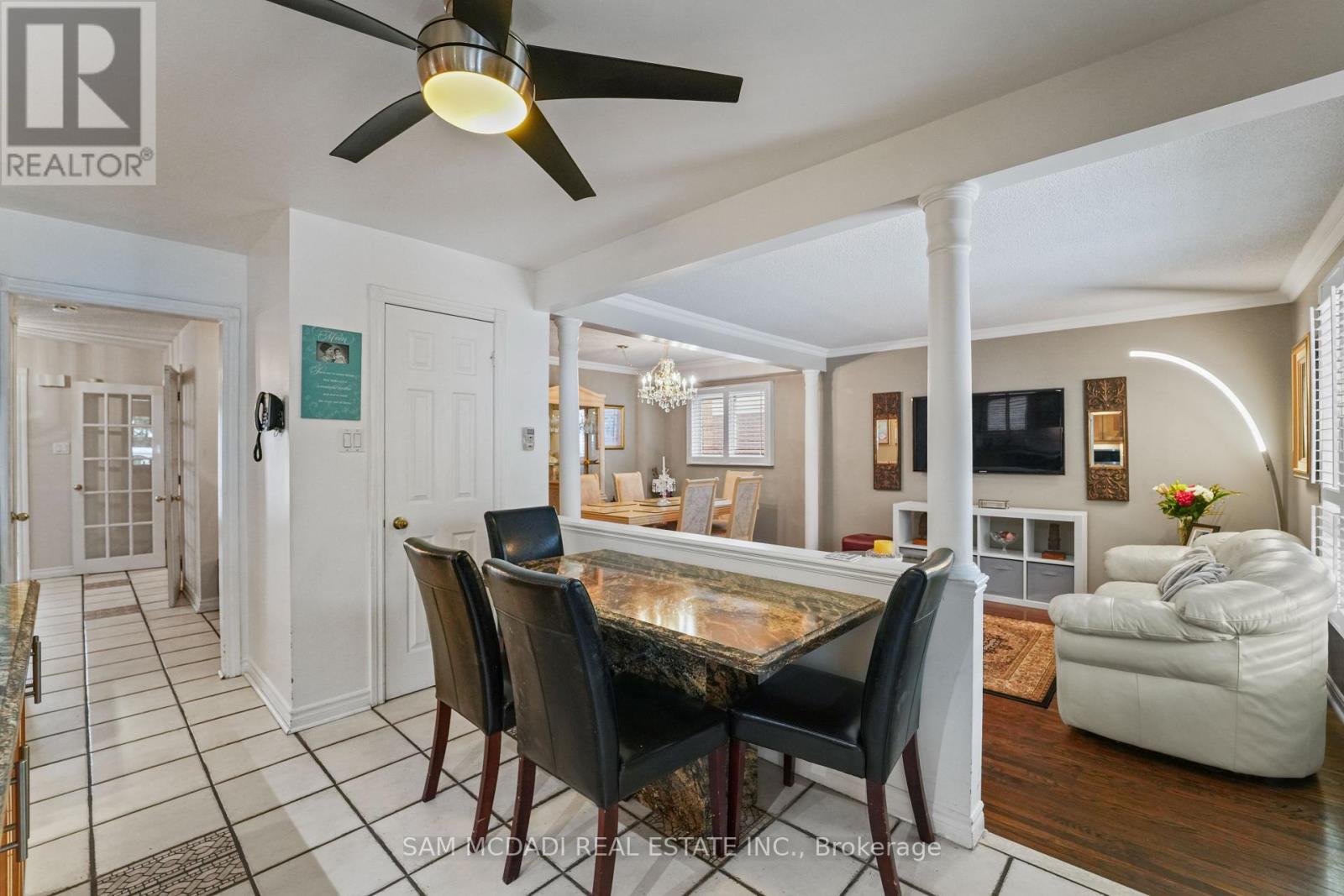 1004 Queensbridge Drive, Mississauga, Ontario  L5C 3R1 - Photo 11 - W12799876