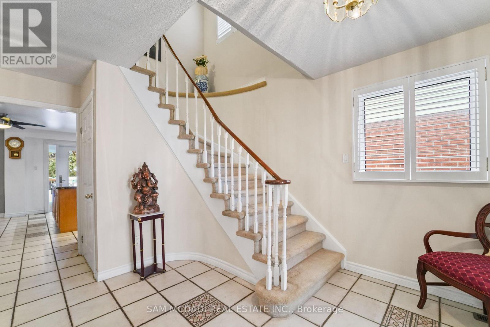 1004 Queensbridge Drive, Mississauga, Ontario  L5C 3R1 - Photo 15 - W12799876