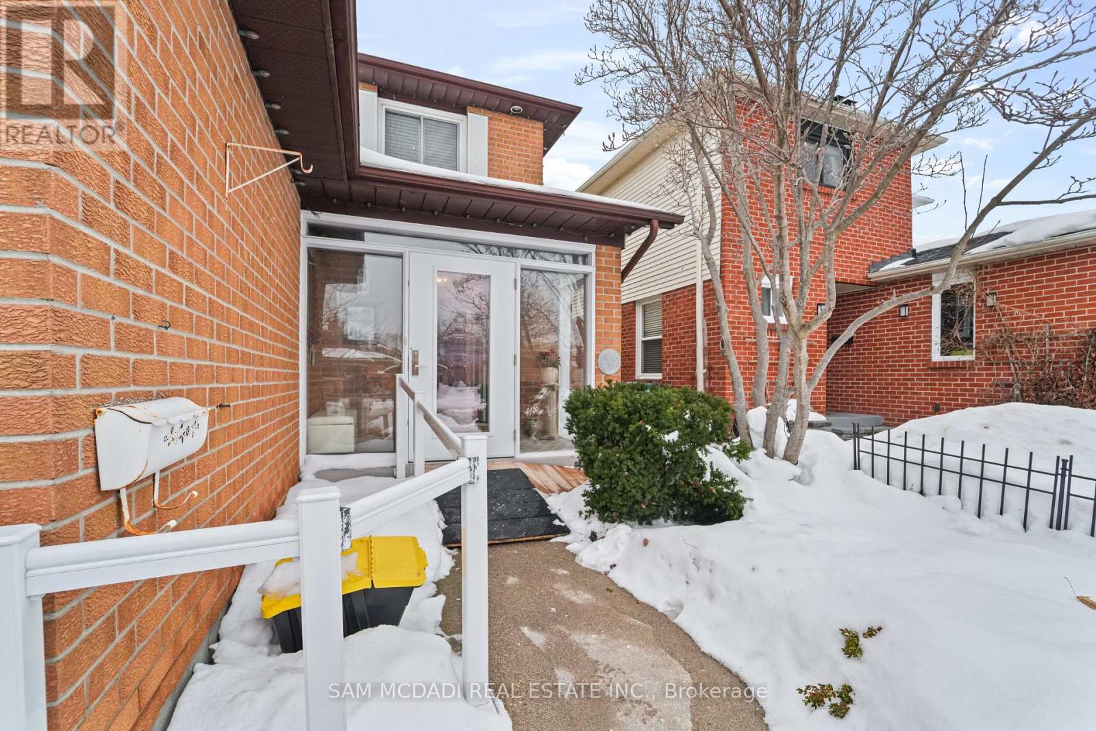 1004 Queensbridge Drive, Mississauga, Ontario  L5C 3R1 - Photo 2 - W12799876