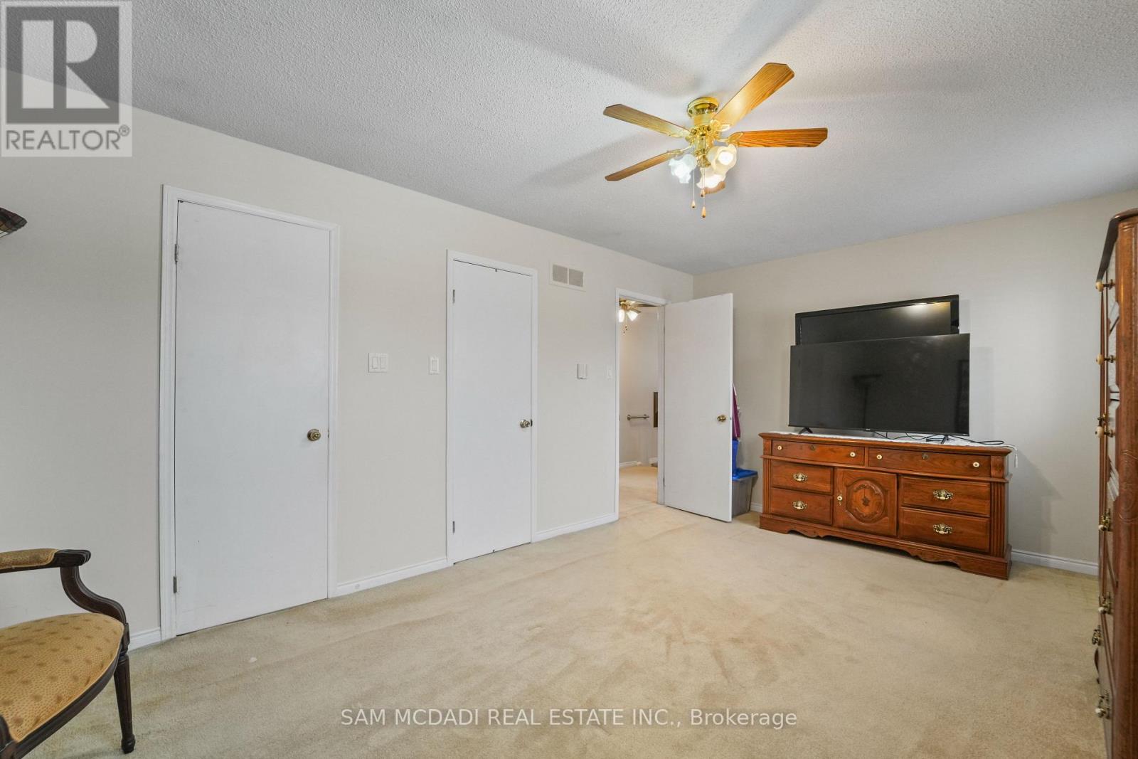 1004 Queensbridge Drive, Mississauga, Ontario  L5C 3R1 - Photo 23 - W12799876