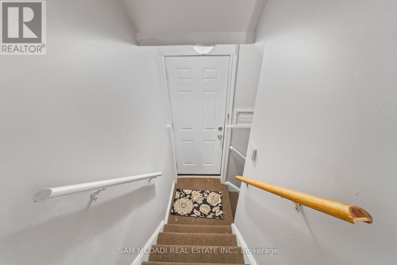 1004 Queensbridge Drive, Mississauga, Ontario  L5C 3R1 - Photo 28 - W12799876