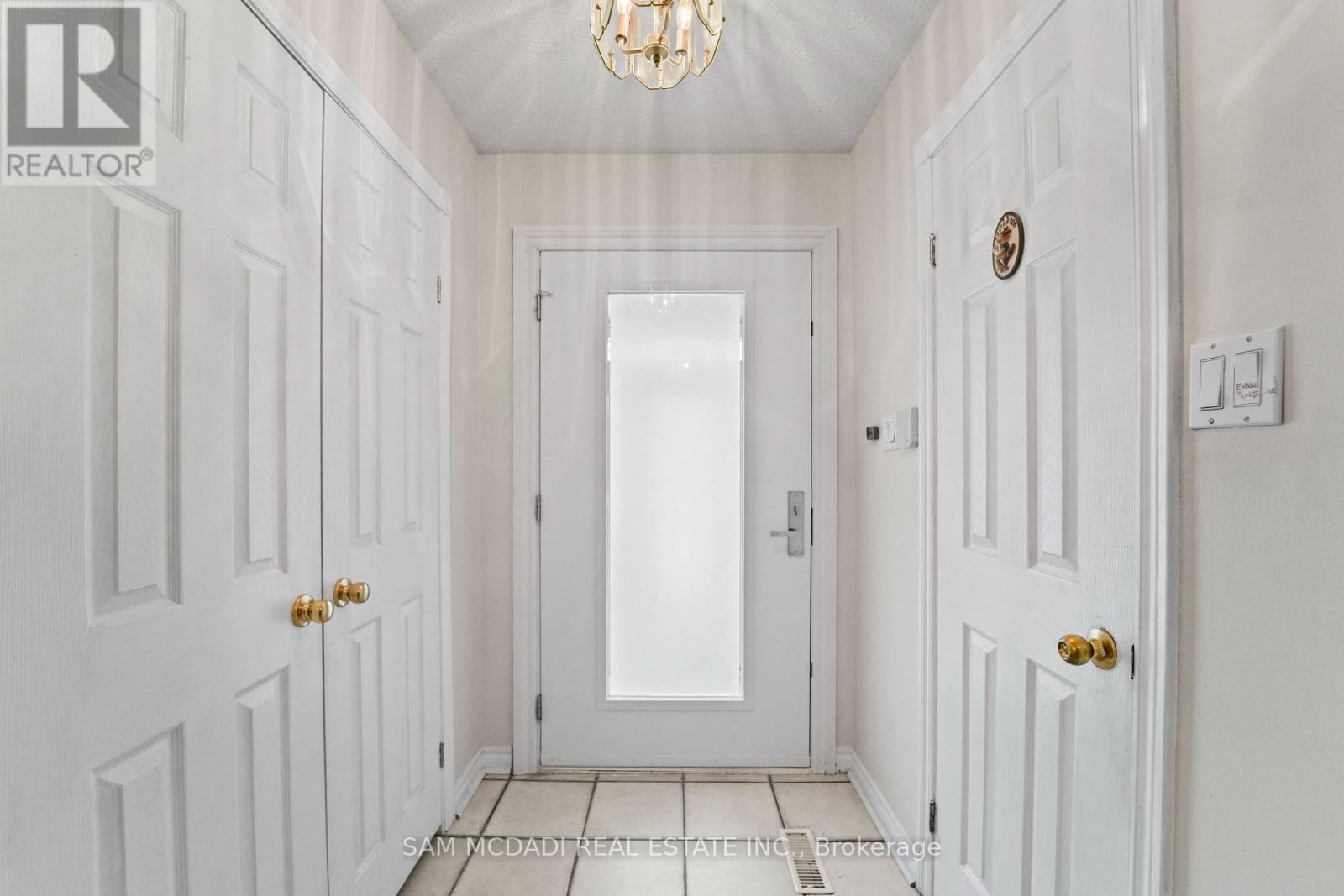 1004 Queensbridge Drive, Mississauga, Ontario  L5C 3R1 - Photo 3 - W12799876