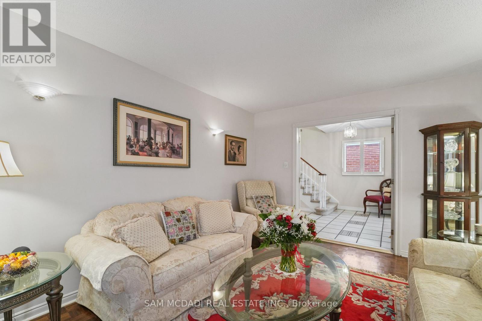 1004 Queensbridge Drive, Mississauga, Ontario  L5C 3R1 - Photo 7 - W12799876