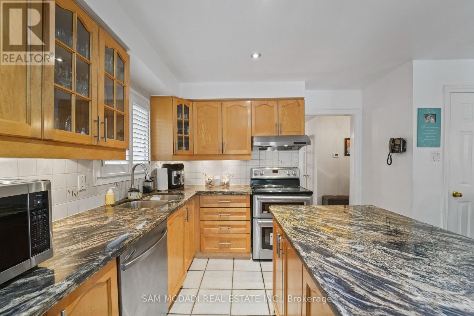 1004 Queensbridge Drive, Mississauga, Ontario  L5C 3R1 - Photo 9 - W12799876