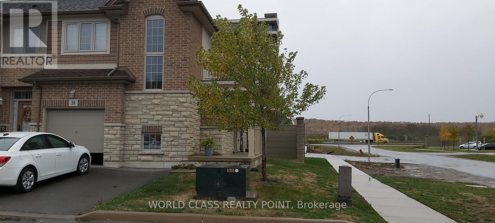 38 - 7 Lakelawn Road, Grimsby, Ontario  L3M 0E9 - Photo 2 - X12799812