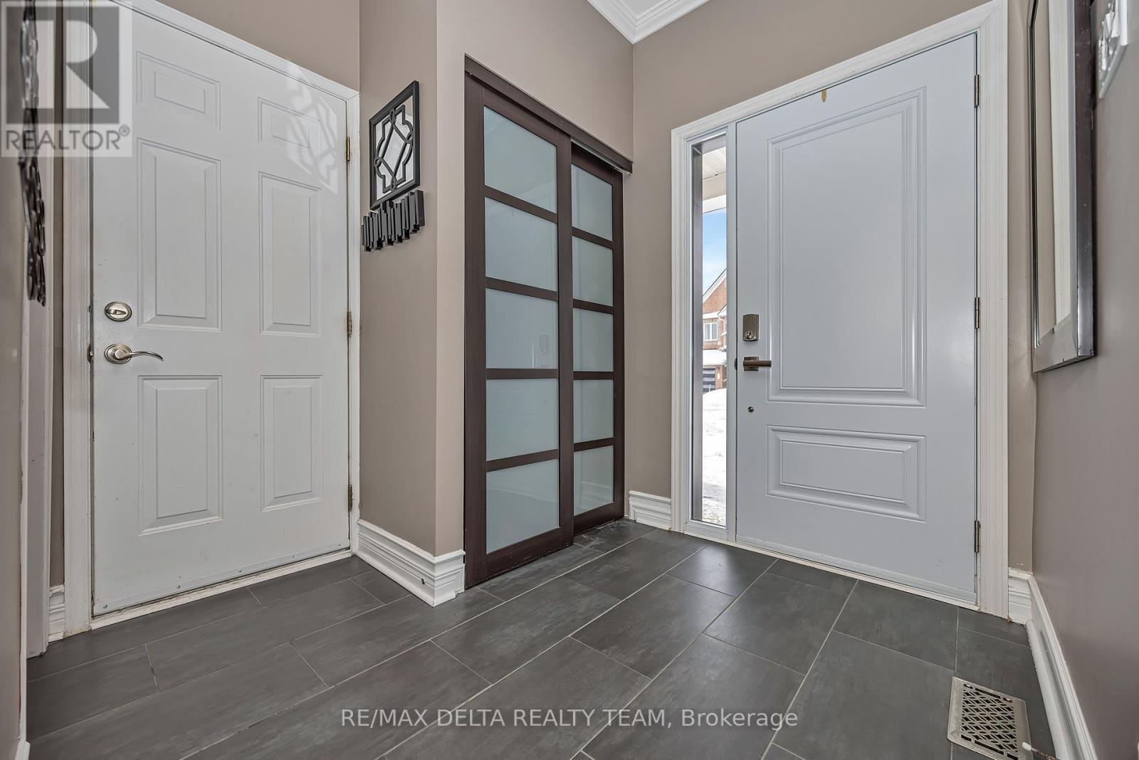 39 Sunvale Way, Ottawa, Ontario  K2G 6Y1 - Photo 2 - X12799934