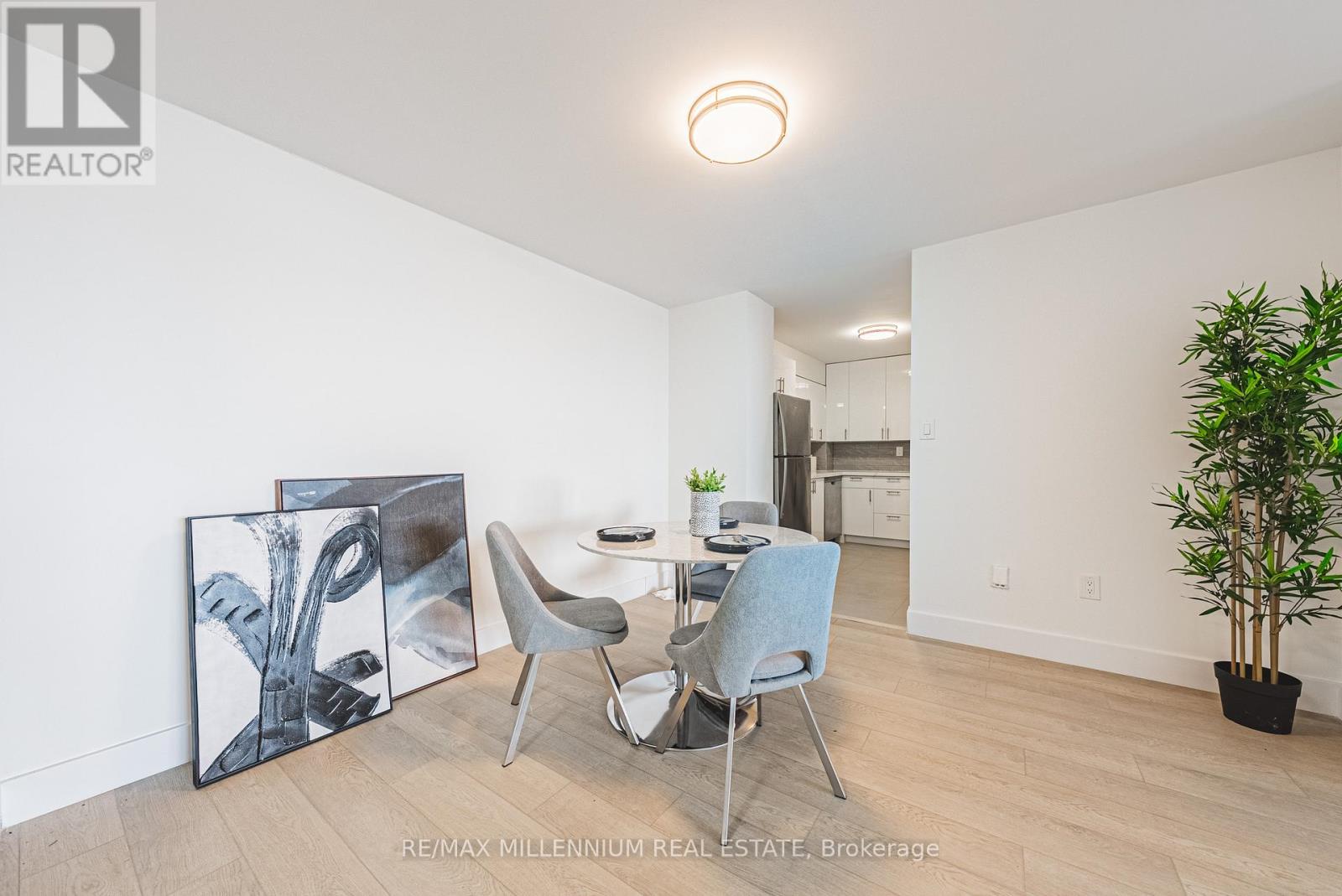 2002 - 2220 Marine Drive, Oakville, Ontario  L6L 5H1 - Photo 2 - W12799952