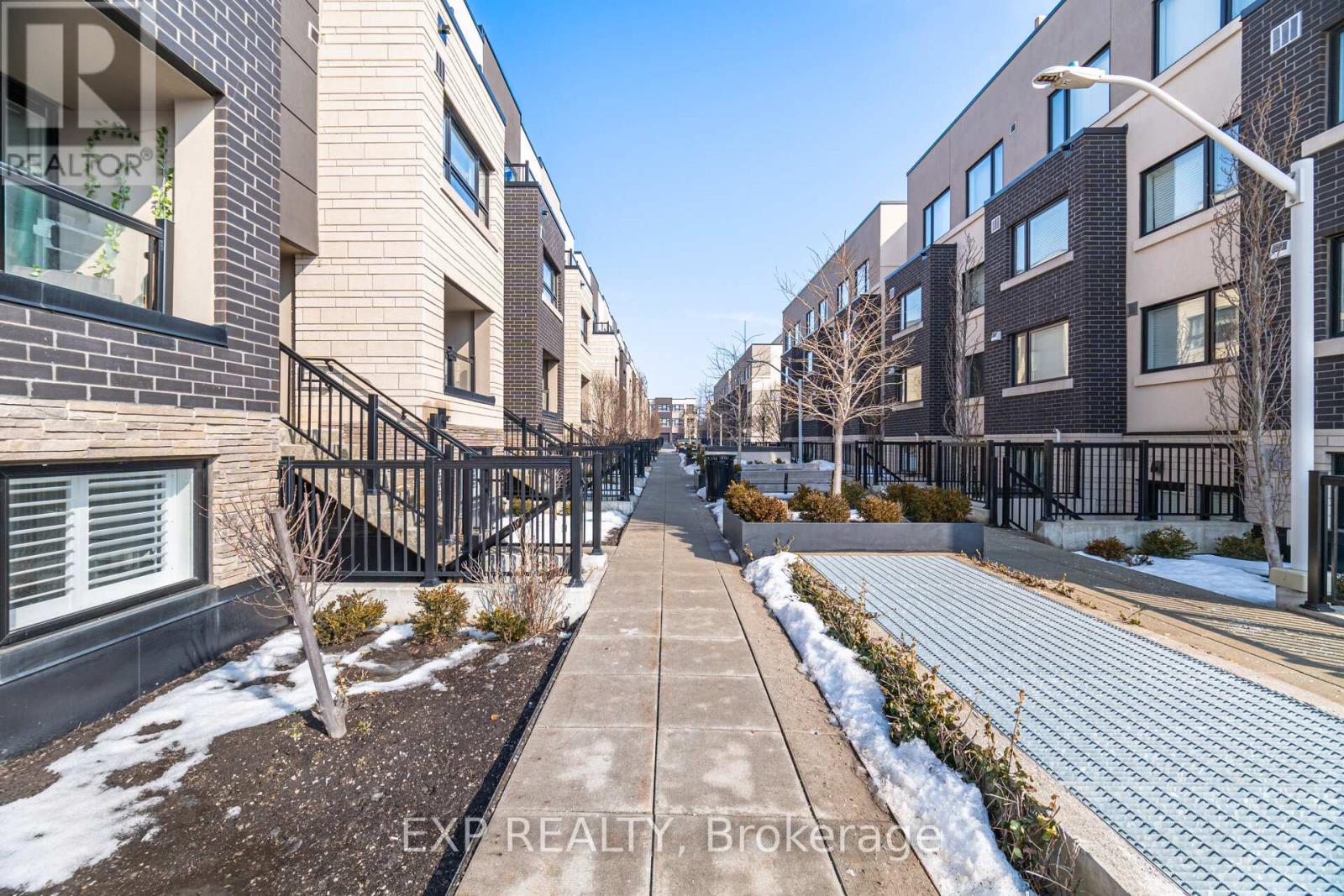 103 - 1135 Cooke Boulevard, Burlington, Ontario  L7T 0C3 - Photo 2 - W12799956