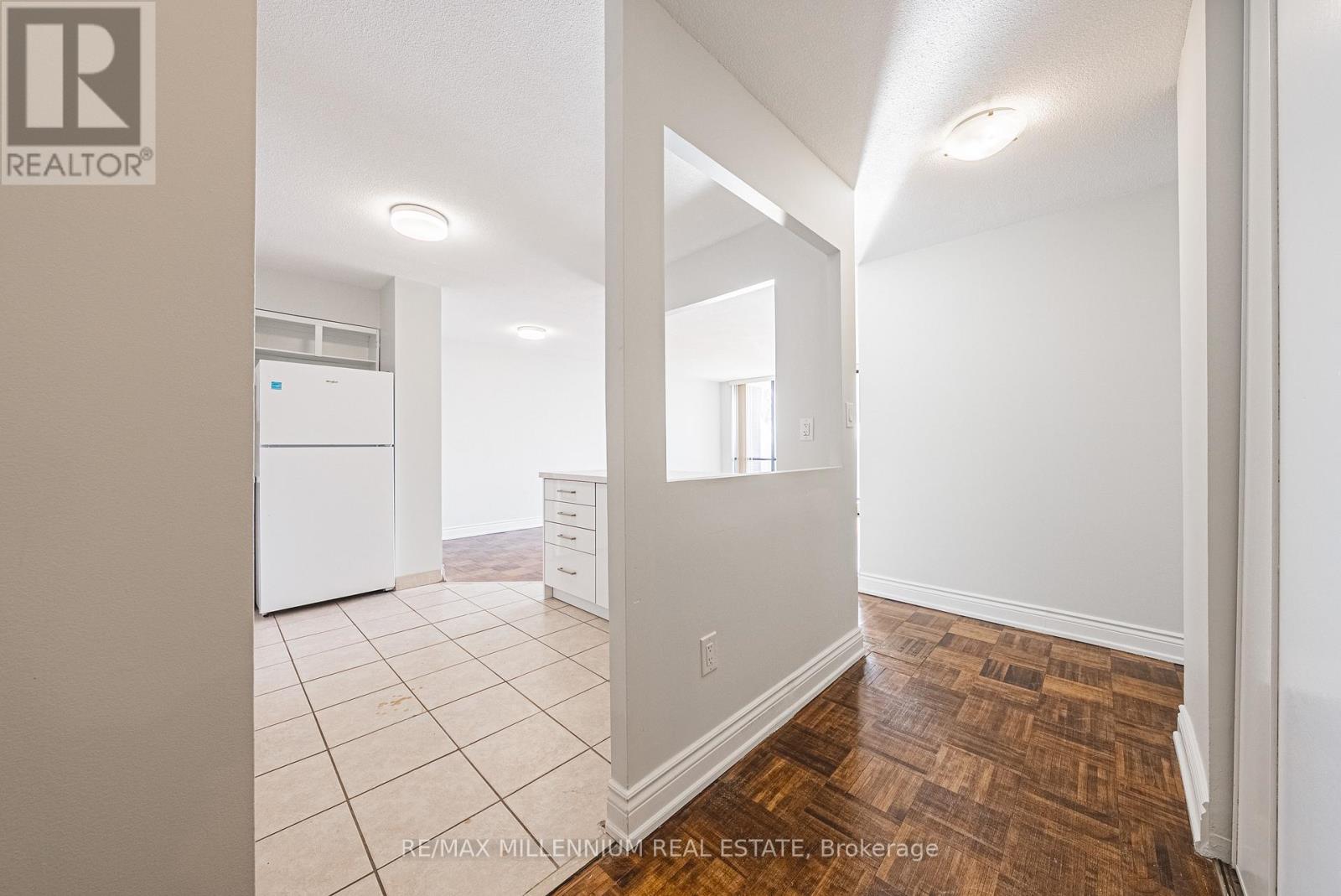 308 - 2220 Marine Drive, Oakville, Ontario  L6L 5H1 - Photo 2 - W12799968