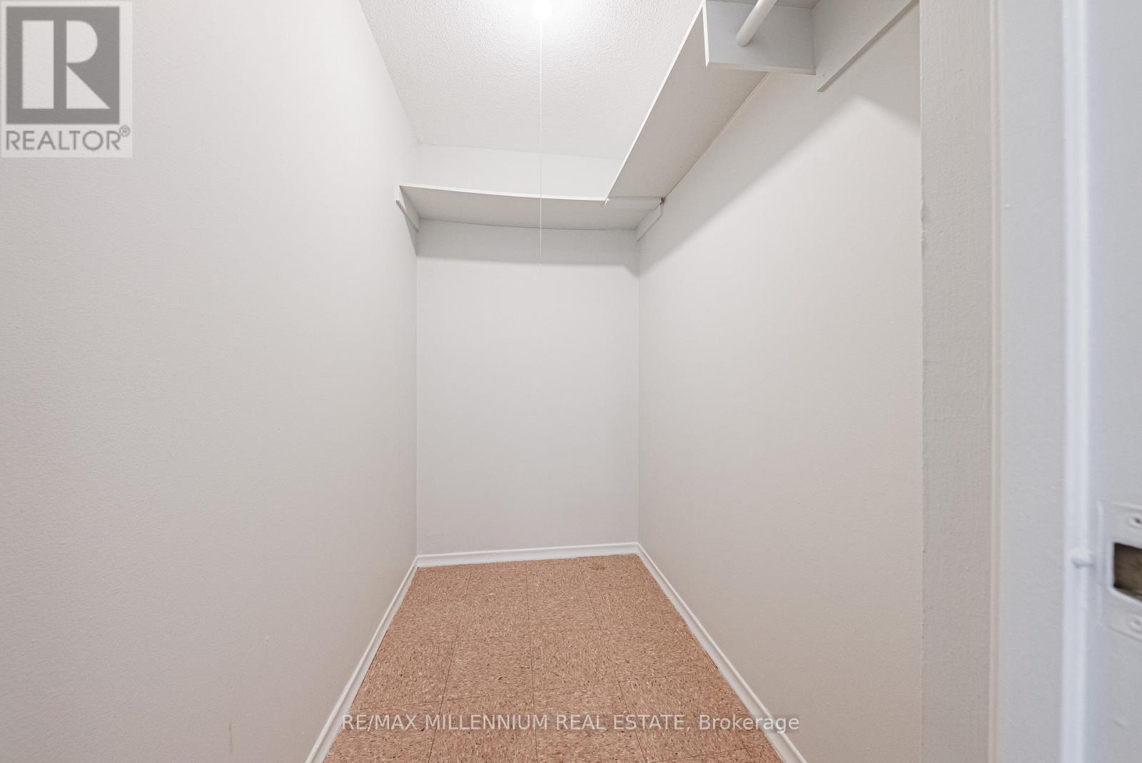 308 - 2220 Marine Drive, Oakville, Ontario  L6L 5H1 - Photo 3 - W12799968