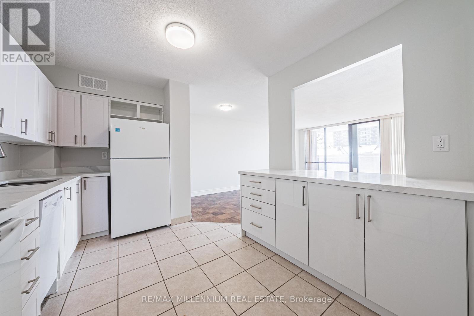 308 - 2220 Marine Drive, Oakville, Ontario  L6L 5H1 - Photo 4 - W12799968