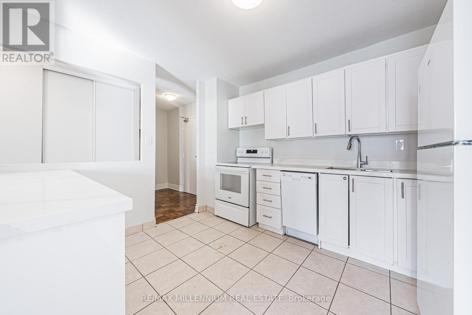 308 - 2220 Marine Drive, Oakville, Ontario  L6L 5H1 - Photo 5 - W12799968