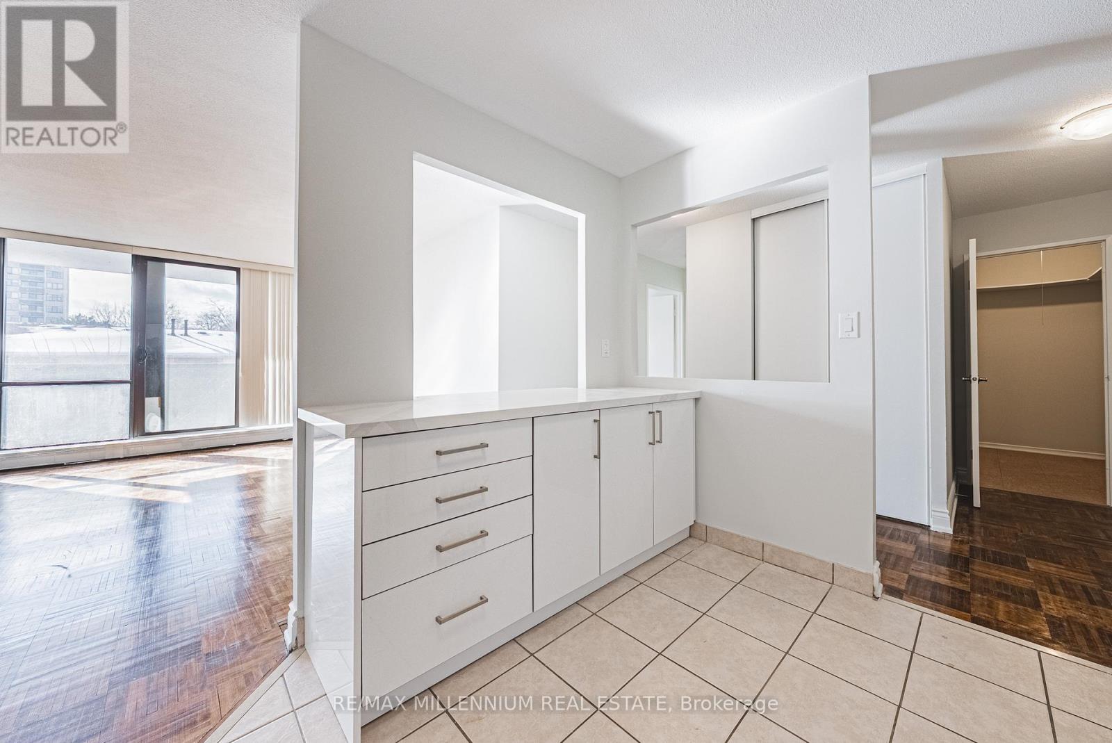 308 - 2220 Marine Drive, Oakville, Ontario  L6L 5H1 - Photo 6 - W12799968