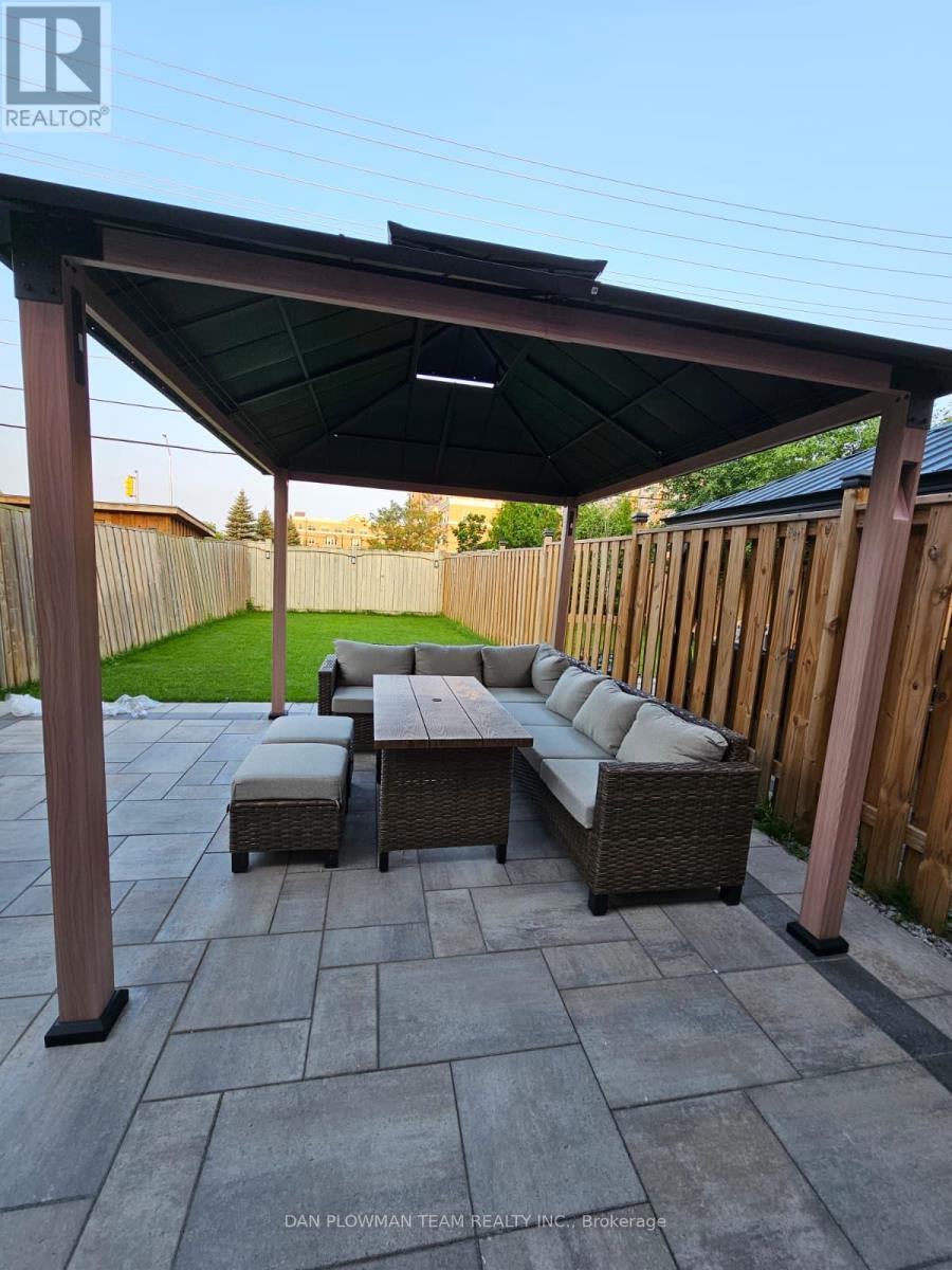 8 Oglevie Drive, Whitby, Ontario  L1R 2Y4 - Photo 5 - E12798968