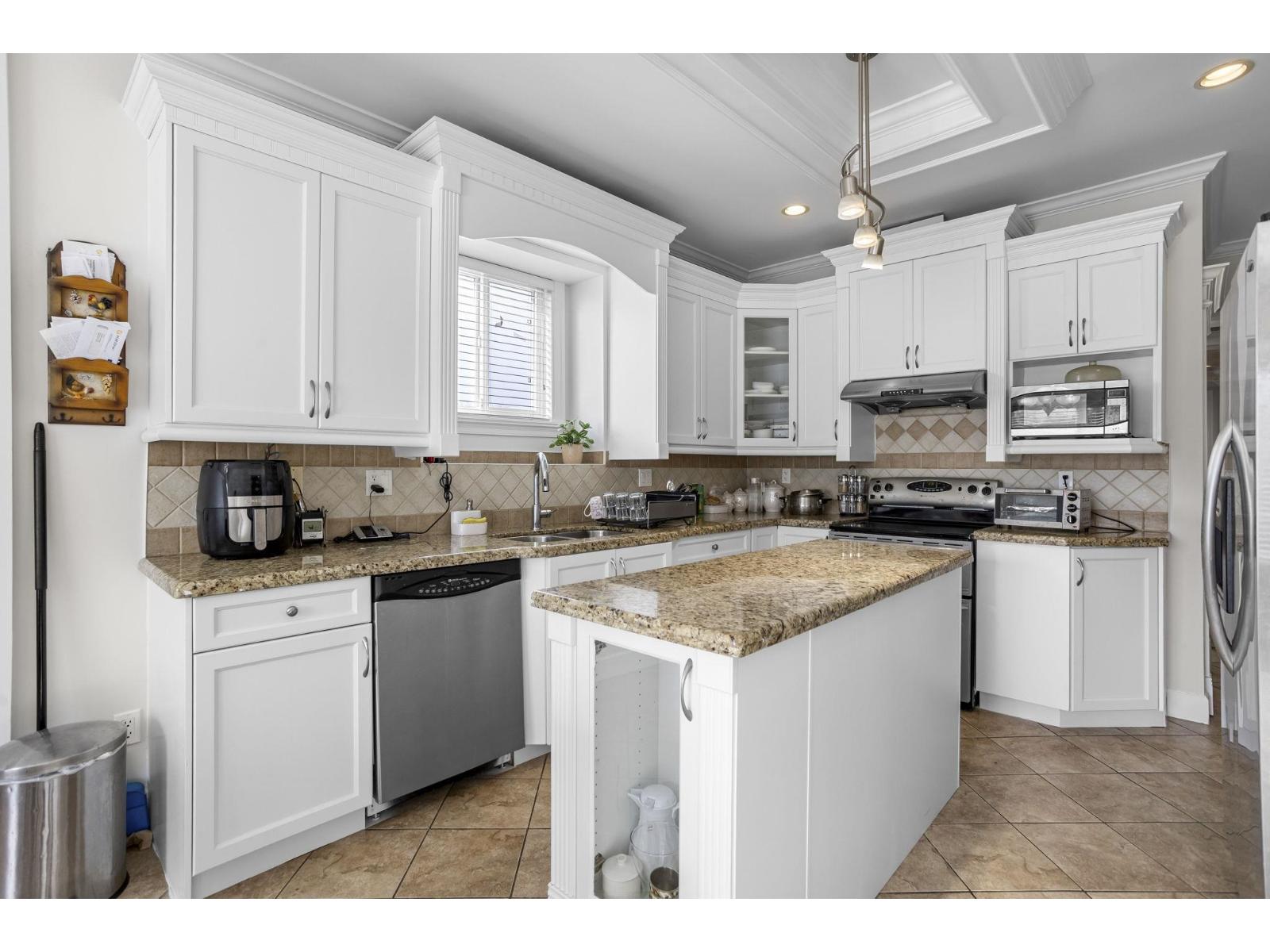 9416 Wallace Crescent, Surrey, British Columbia  V3V 1V6 - Photo 11 - R3089644