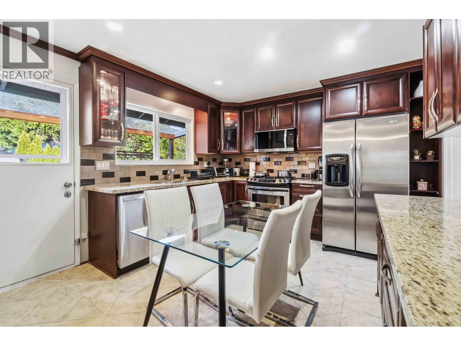 552 W 29th Street, North Vancouver, British Columbia  V7N 2K1 - Photo 9 - R3091383