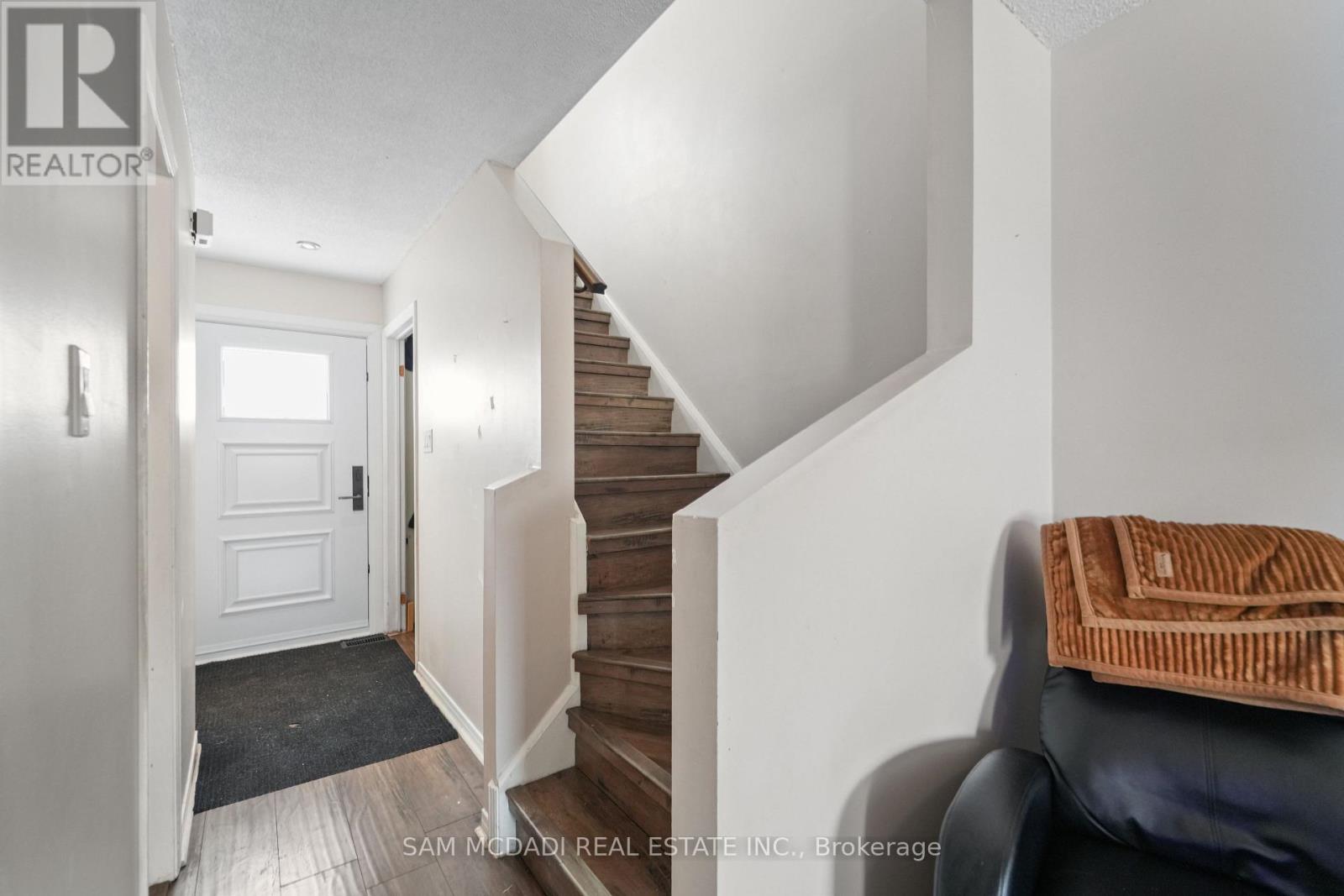 3382 Nighthawk Trail, Mississauga, Ontario  L5N 6G5 - Photo 3 - W12800016