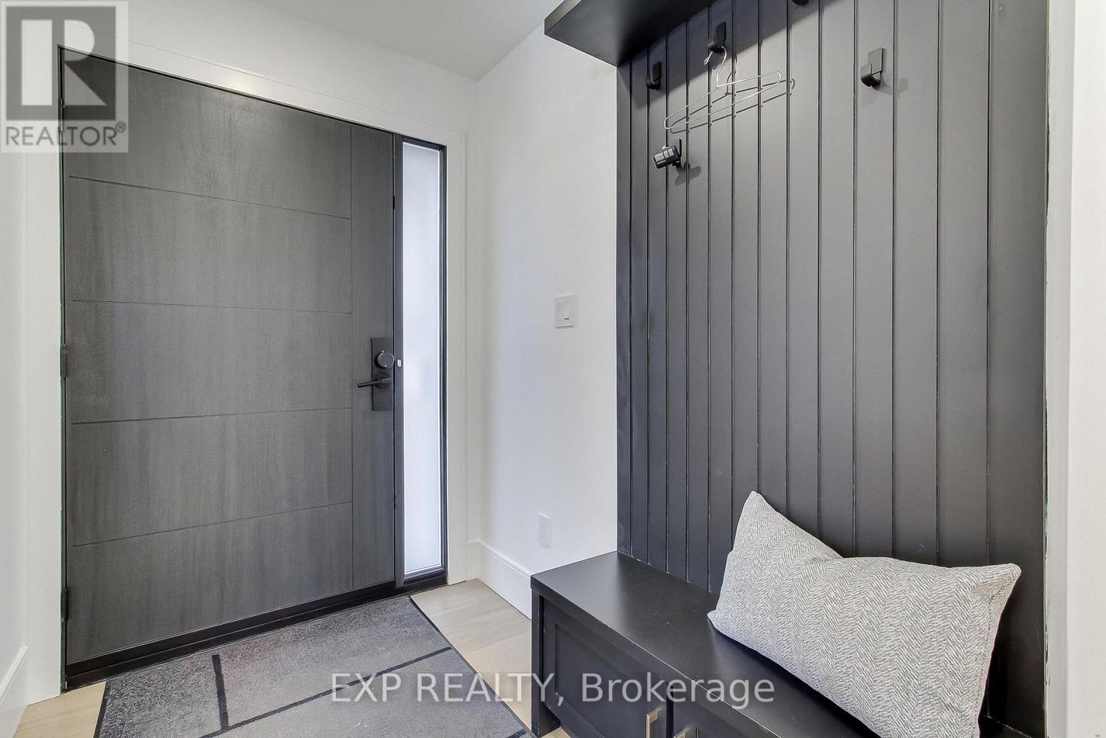 1070 Franconia Drive, Mississauga, Ontario  L4Y 2L7 - Photo 4 - W12800046