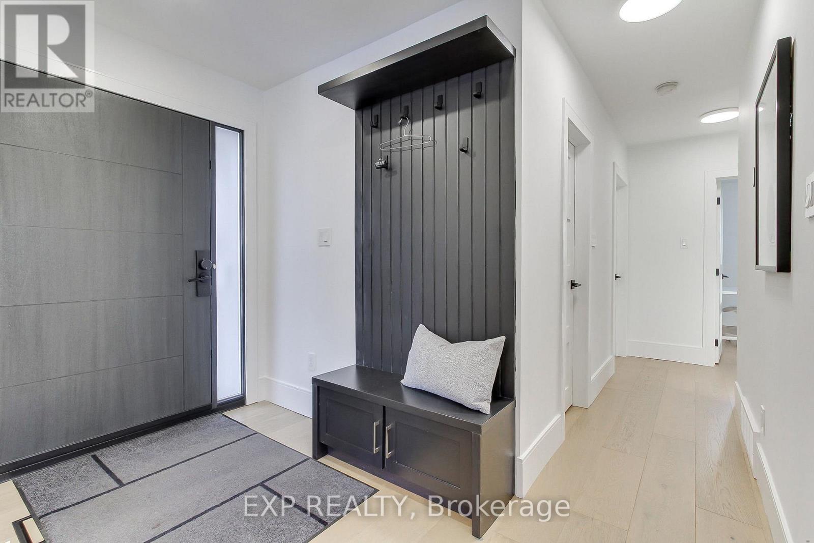 1070 Franconia Drive, Mississauga, Ontario  L4Y 2L7 - Photo 5 - W12800046