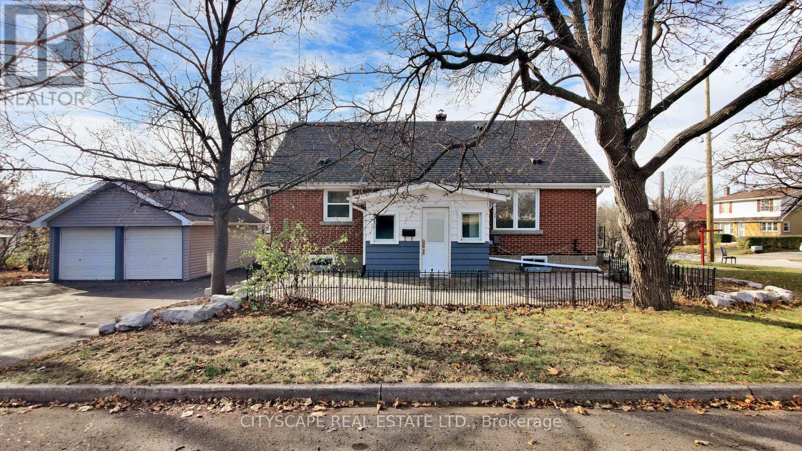 39 Woodward Avenue, Brampton, Ontario  L6V 1K2 - Photo 2 - W12800082