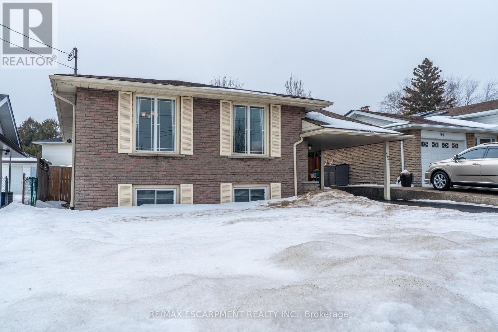 19 Valery Court, Hamilton, Ontario  L9C 2W2 - Photo 5 - X12800074
